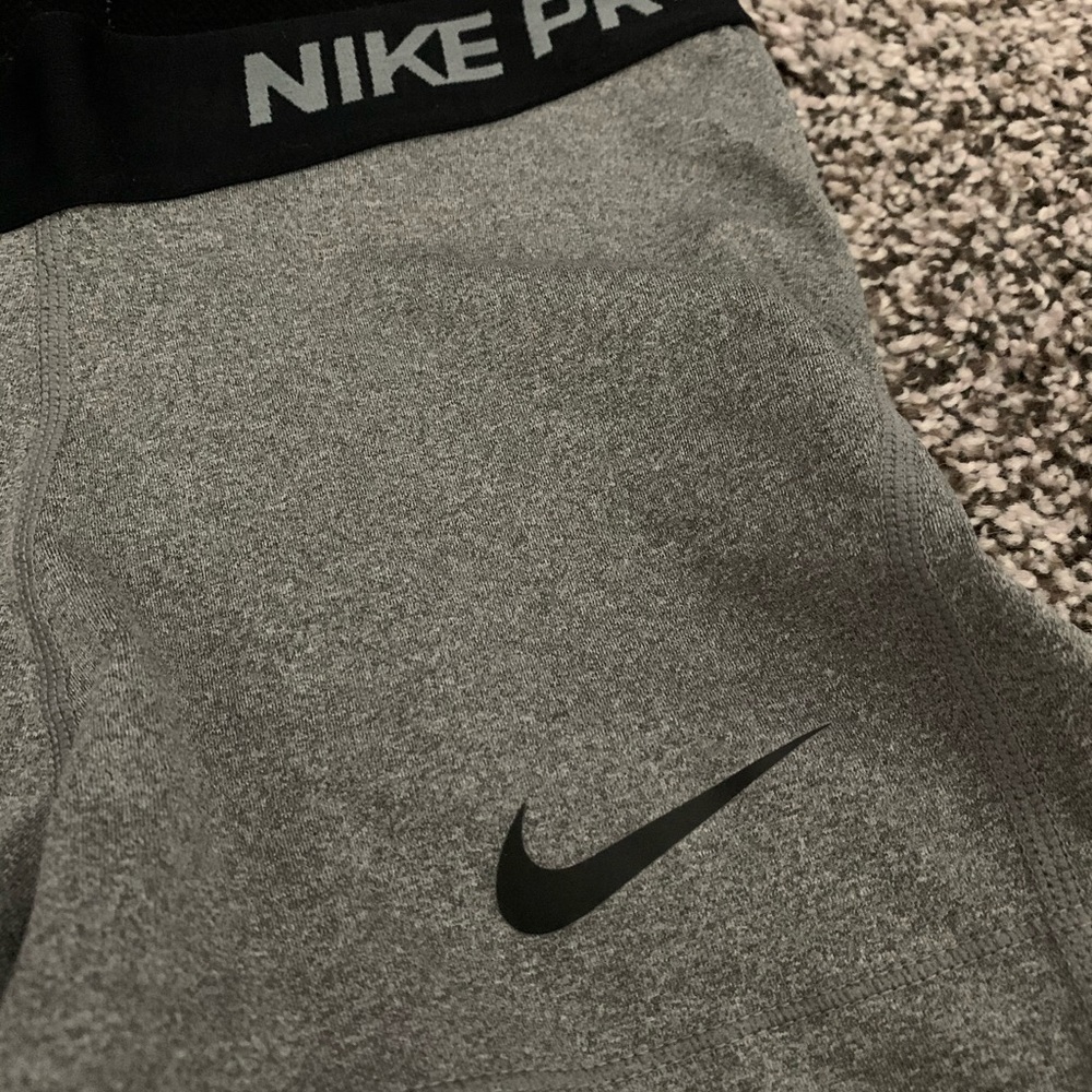 Women’s Nike pro shorts - Picture 2 of 4